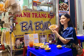 Tô Hồng Ánh tự tin khi quay clip review.