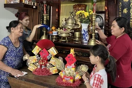 Giữ nếp thờ gia tiên ngày Tết.