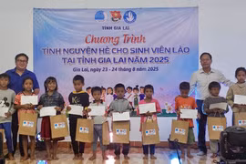 Tặng quà cho trẻ em tại đêm giao lưu văn nghệ. Ảnh: ĐVCC