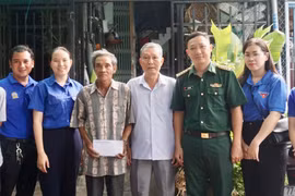 Tặng quà người có công trên địa bàn phường Quy Nhơn