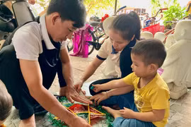 Anh May cùng làm đèn lồng với trẻ tại Niệm Phật đường Mỹ Hóa