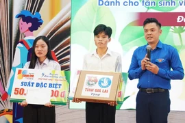 Tân sinh viên Gia Lai nhận học bổng “Tiếp sức đến trường” 2025 tại Trường Đại học Tây Nguyên (Đắk Lắk).
