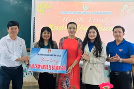 Tặng quà Tết cho học sinh hoàn cảnh khó khăn tại xã Bình Hiệp