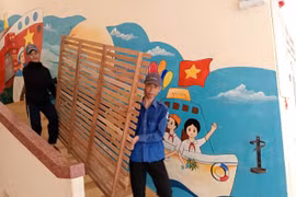 Sinh viên Lào phụ giúp việc dọn dẹp lại các phòng học tại Trường Tiểu học Kim Đồng.