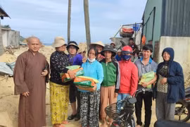 Chi hội Tịnh Đức trao quà hỗ trợ người dân vùng bão