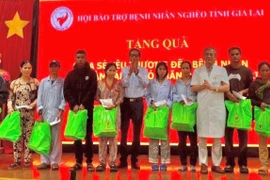 Tặng quà cho bệnh nhân nghèo tại Bệnh viện Đa khoa tỉnh Gia Lai