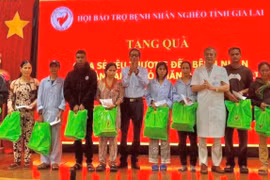 Tặng quà cho bệnh nhân nghèo tại Bệnh viện Đa khoa Gia Lai