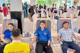 Đông đảo cán bộ, đoàn viên thanh niên tham gia hiến máu