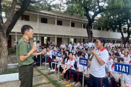 Học sinh giao lưu, trả lời các câu hỏi với lực lượng Công an tại chương trình.