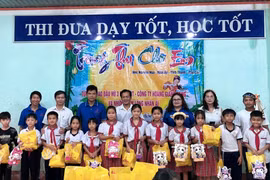 Tặng quà trung thu cho học sinh Trường Tiểu học Ân Phong