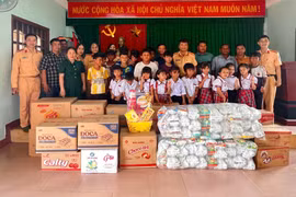 Đoàn cơ sở và Hội Phụ nữ Phòng Cảnh sát giao thông (Công an tỉnh) đã tổ chức chương trình thăm, tặng quà Trung thu cho trẻ em tại làng kết nghĩa Canh Thành (xã Vân Canh).