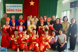 Ca sĩ Hà Anh Tuấn cùng các đơn vị tặng quà Tết cho người dân Gia Lai.