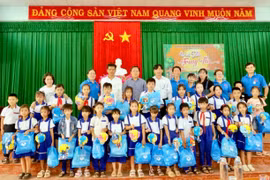 Chi hội Hoài An phối hợp với UBND xã Ân Hảo trao 150 suất quà cho học sinh hoàn cảnh khó khăn ở xã.