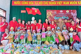 Trao 114 suất quà trong chương trình “Đông ấm yêu thương - Tết nhân ái” tại xã Vạn Đức