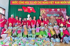 Trao 114 suất quà trong chương trình “Đông ấm yêu thương - Tết nhân ái” tại xã Vạn Đức