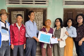 Ngày 26-11, nhiều tổ chức, đơn vị trên địa bàn tỉnh Gia Lai tiếp tục triển khai các hoạt động hỗ trợ người dân bị thiệt hại sau mưa lũ.