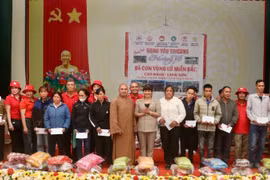 Câu lạc bộ Tình nguyện viên Chữ thập đỏ Bạch Mai Trang trao quà cho người dân xã Tân Tri (tỉnh Lạng Sơn).