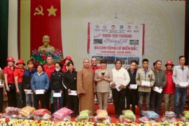 Câu lạc bộ Tình nguyện viên Chữ thập đỏ Bạch Mai Trang trao quà cho người dân xã Tân Tri (tỉnh Lạng Sơn).