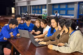 Tuổi trẻ QNU hưởng ứng “Ngày hội non sông”.