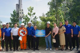 Tặng công trình thanh niên "Thắp sáng đường quê". Ảnh: D.L