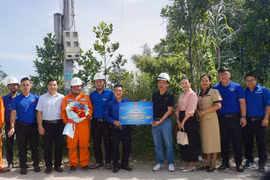 Tặng công trình thanh niên "Thắp sáng đường quê". Ảnh: D.L