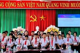 Tặng quà, nhận đỡ đầu học sinh có hoàn cảnh khó khăn tại xã An Nhơn Bắc