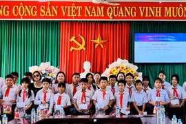 Tặng quà, nhận đỡ đầu học sinh có hoàn cảnh khó khăn tại phường An Nhơn Bắc