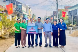 Đoàn viên thanh niên và người dân phường Bồng Sơn triển khai lắp đặt Tuyến đường cờ Tổ quốc tại khu phố Lại Khánh Nam vào ngày 15-1.