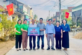 Đoàn viên thanh niên và người dân phường Bồng Sơn triển khai lắp đặt Tuyến đường cờ Tổ quốc tại khu phố Lại Khánh Nam vào ngày 15-1.