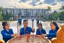 Thắp hương tại Nghĩa trang Liệt sĩ ở phường Quy Nhơn Nam