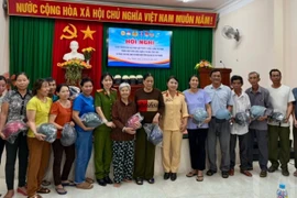 Gia Lai: Tuyên truyền pháp luật và tặng mũ bảo hiểm cho người dân và học sinh 