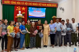 Gia Lai: Tuyên truyền pháp luật và tặng mũ bảo hiểm cho người dân và học sinh 