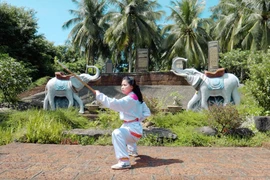 Em Võ Thị Ngọc Xuân tập luyện cho tiết mục Thái Sơn côn.