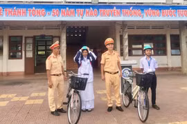 Tặng quà cho học sinh có hoàn cảnh khó khăn Trường THPT Lê Thánh Tông.