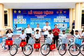 Đại diện Tỉnh đoàn Gia Lai và Hội Doanh nhân trẻ tỉnh Đồng Nai tặng quà cho học sinh