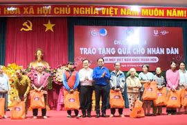 Trung ương Hội Thầy thuốc trẻ Việt Nam trao 100 suất quà cho người dân hoàn cảnh khó khăn tại Gia Lai.