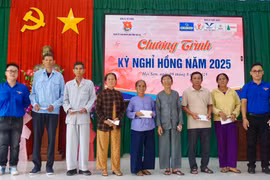 Tặng quà cho các gia đình chính sách. Ảnh: D.L