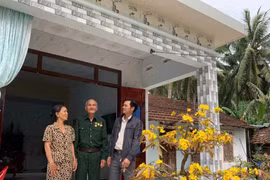 Thương binh Nguyễn Đi (giữa) (ở phường Hoài Nhơn Nam) cùng vợ phấn khởi tại căn nhà vừa được địa phương hỗ trợ sửa chữa vào đầu năm 2025.