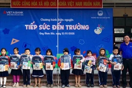 Ngân hàng Thương mại Cổ phần Việt Á (VietABank) tặng 150 suất quà cho học sinh phường Quy Nhơn Bắc.