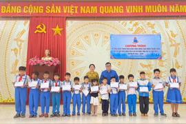 Tỉnh đoàn Gia Lai tặng 50 suất quà cho học sinh xã Vạn Đức.