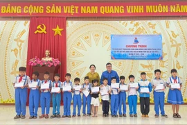 Tỉnh đoàn Gia Lai tặng 50 suất quà cho học sinh xã Vạn Đức.