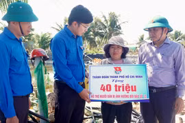 Tỉnh đoàn Gia Lai phối hợp Thành đoàn TP Hồ Chí Minh trao hỗ trợ xây nhà cho người dân bị sập cho cơn bão số 13.