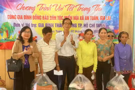 Hội Bảo trợ bệnh nhân nghèo tỉnh Gia Lai trao quà Trung thu cho người dân xã An Toàn.