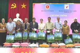 Hội Bảo trợ bệnh nhân nghèo tỉnh và Chi hội Bác Ái Tuy Phước trao quà hỗ trợ cho người dân và học sinh tại vùng lũ Gia Lai, chia sẻ khó khăn sau thiên tai.