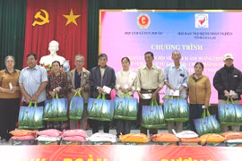 Hội Bảo trợ bệnh nhân nghèo tỉnh và Chi hội Bác Ái Tuy Phước trao quà hỗ trợ cho người dân và học sinh tại vùng lũ Gia Lai, chia sẻ khó khăn sau thiên tai.