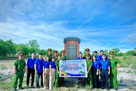 Tặng quà cho người có công nhân kỷ niệm 78 năm Ngày Thương binh - Liệt sĩ 