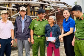 Đoàn cơ sở Phòng Cảnh sát Quản lý hành chính về trật tự xã hội (CA tỉnh) phối hợp cùng các đơn vị tặng quà cho người dân xã Đề Gi, góp phần khắc phục hậu quả bão số 13.