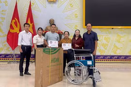 Hội Nạn nhân chất độc da cam/dioxin tỉnh Gia Lai tặng xe lăn cho nạn nhân chất độc màu da cam tại phường Hoài Nhơn.