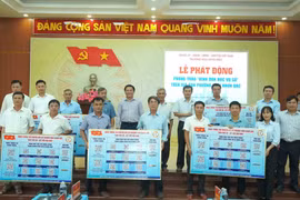 Phường Hoài Nhơn Bắc trao bảng thông tin QR “Khu phố số-Kết nối mọi nhà” tại lễ phát động phong trào Bình dân học vụ số.