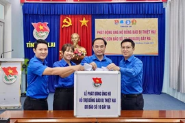 Cán bộ Tỉnh đoàn quyên góp tại lễ phát động Chiến dịch “Chung tay vượt bão”, ủng hộ đồng bào vùng bị thiệt hại do bão số 10.